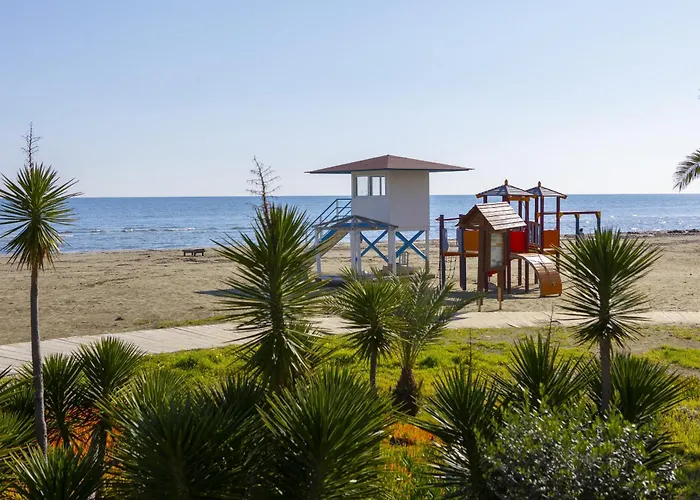 Mackenzie Beachfront Апартаменти