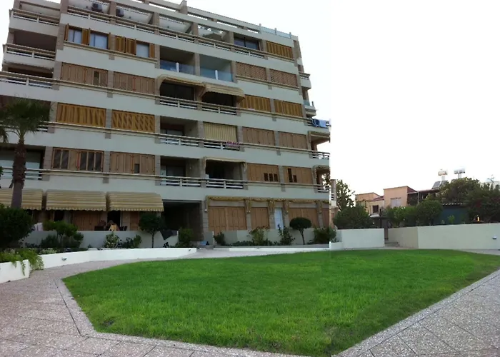 Mackenzie Beachfront Апартаменти *