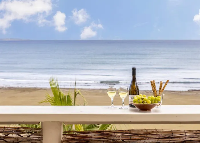 Mackenzie Beachfront Апартаменти