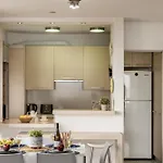 Mackenzie Beachfront Апартаменти *
