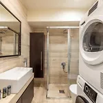 Mackenzie Beachfront Апартаменти