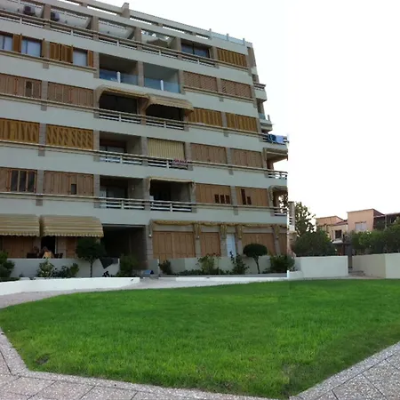 Mackenzie Beachfront Апартаменты *