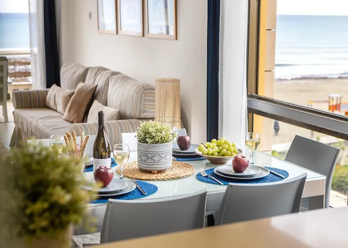 Апартаменты Mackenzie Beachfront *