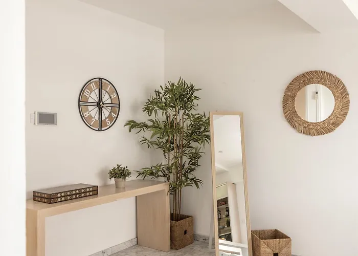 Mackenzie Beachfront Апартаменты *