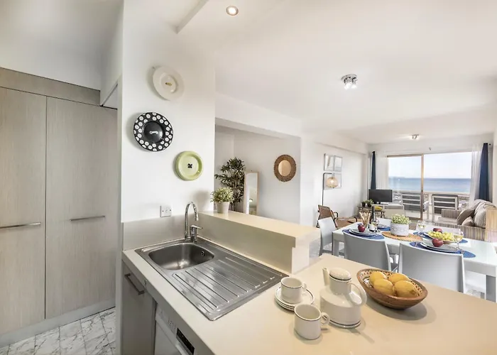 Mackenzie Beachfront Апартаменты