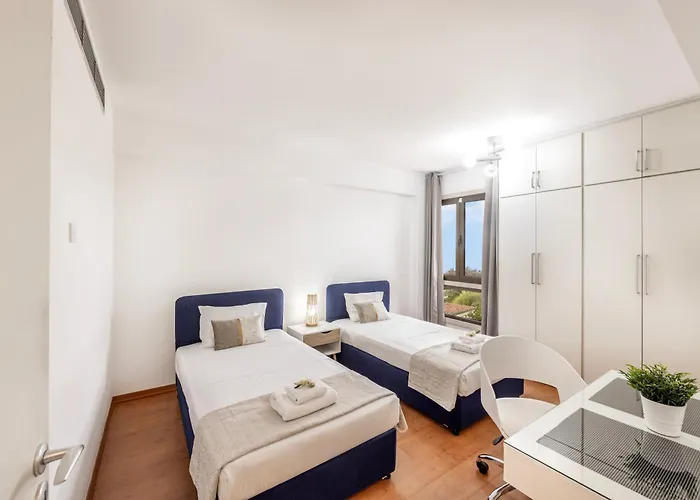 Mackenzie Beachfront Апартаменты *